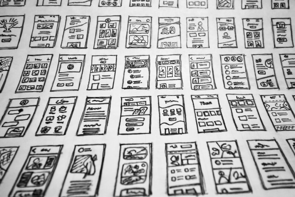 Maatwerk webdesign schetsen en wireframes op papier