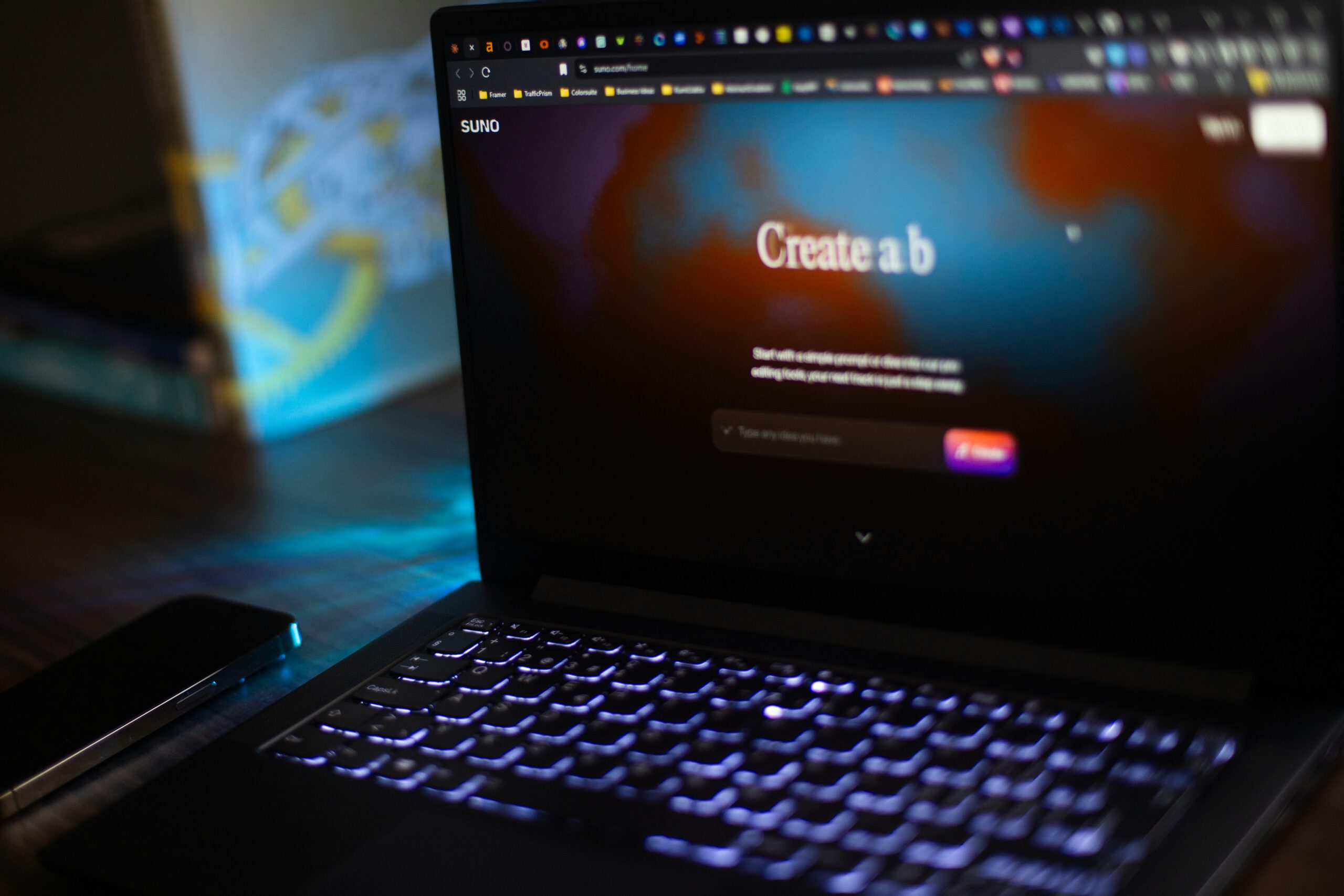 GEO optimalisatie op laptop met AI prompt en donkere interface voor generatieve zoekopdrachten