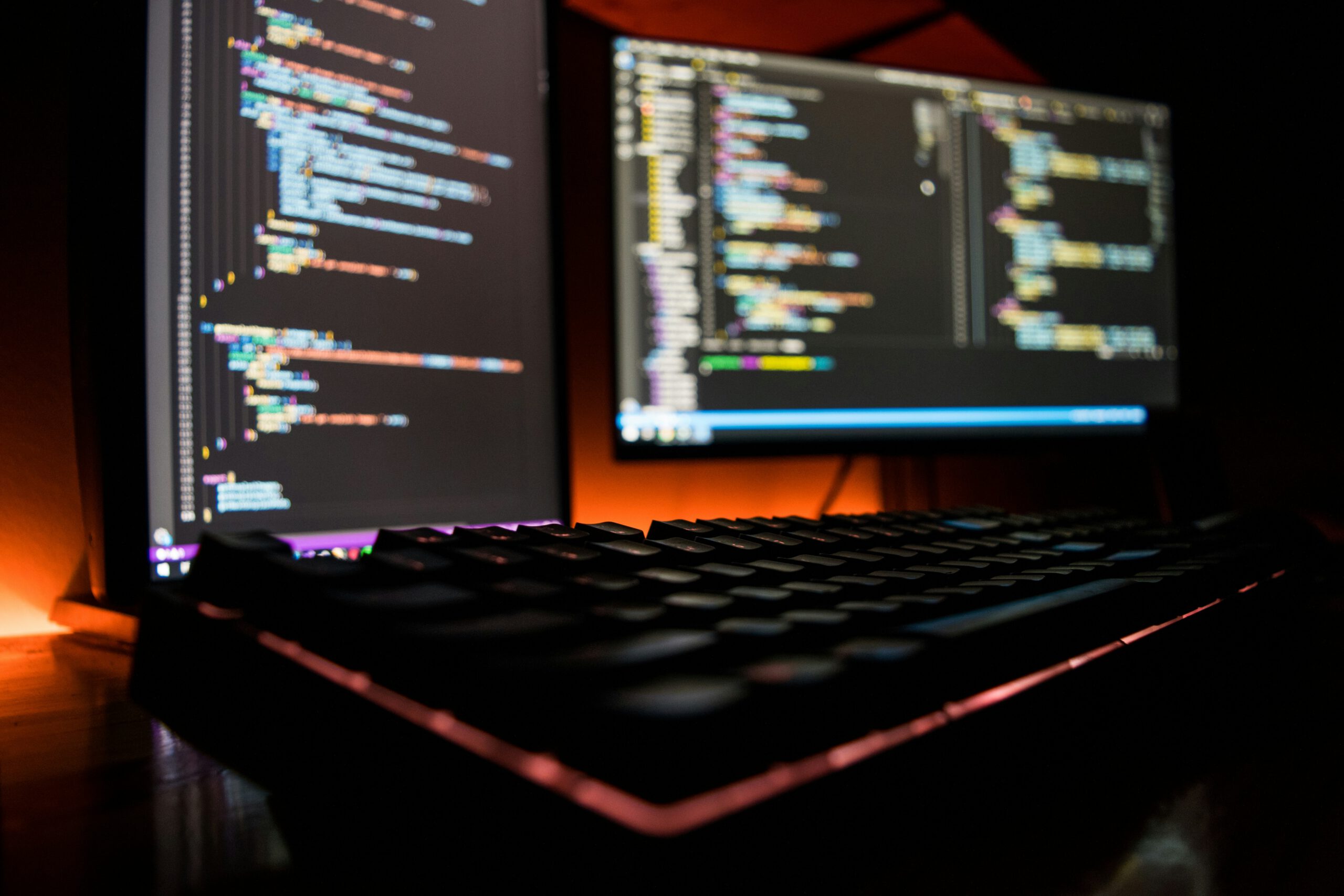 Stappenplan maatwerk website laten maken: ontwerpconcept en code naast elkaar op een werkplek