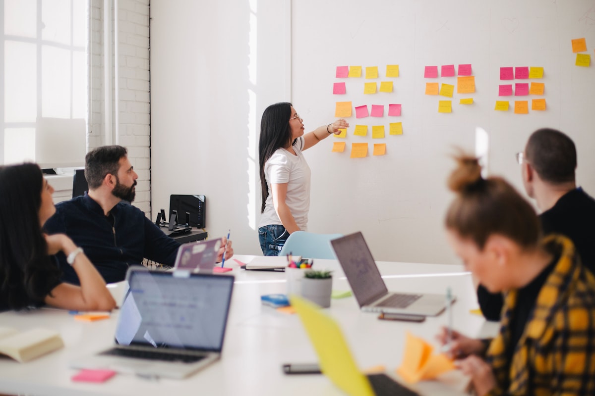 Webdesign offerte vergelijken in overleg met webdesignbureau aan tafel