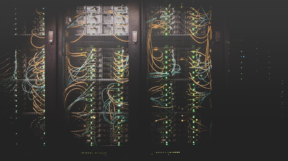 Maandelijkse kosten website: netwerkkabels verbonden met een server in een datacenter