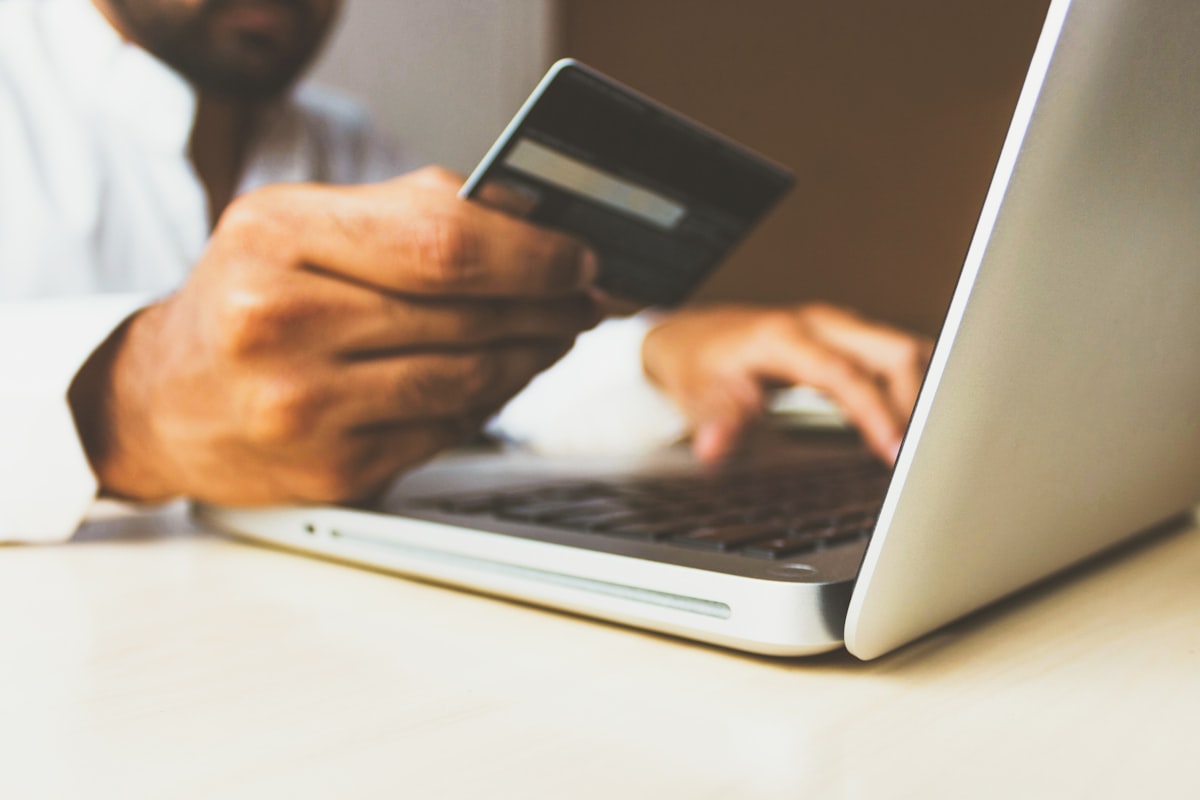 Webshop laten maken met betaling via creditcard achter een laptop