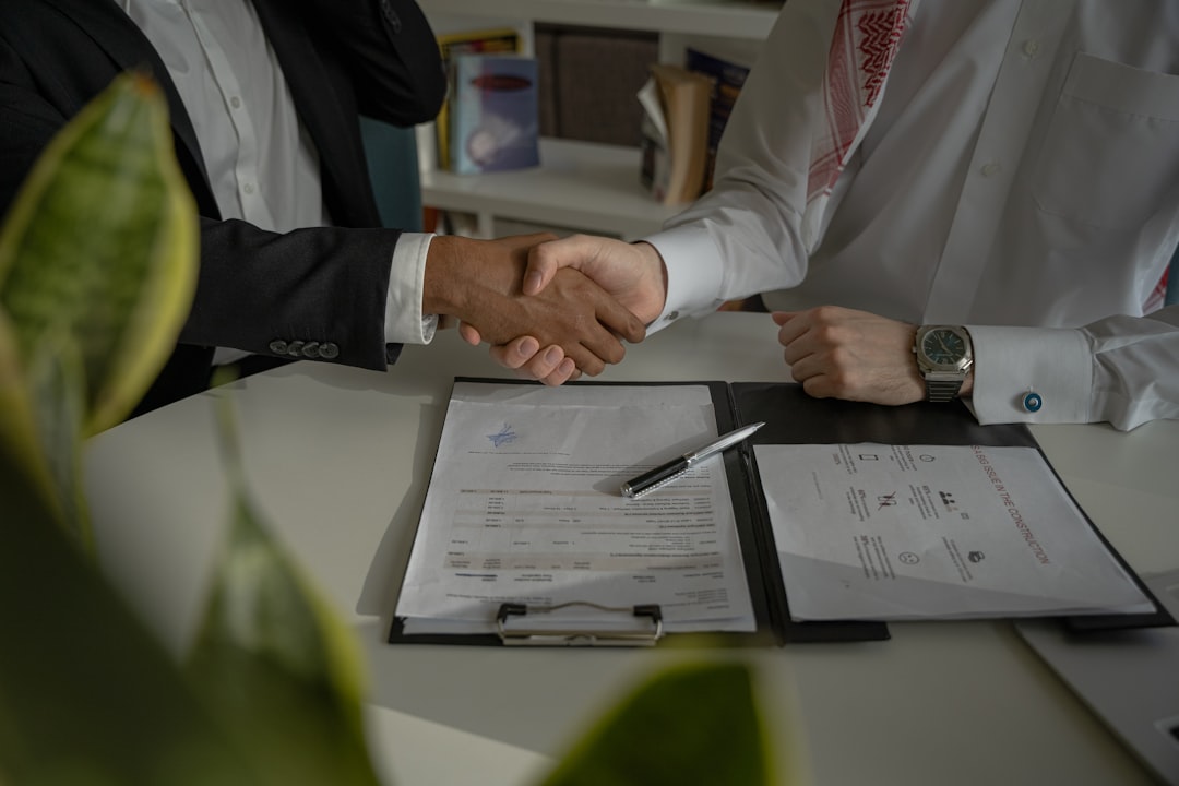 Website laten bouwen: twee mensen slaan de handen op een offerte